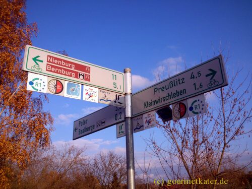 Wegweiser mit Radwanderwegen