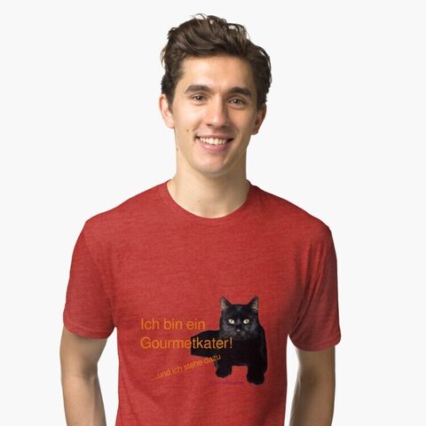 Mann mit T-Shirt mit Gourmetkater